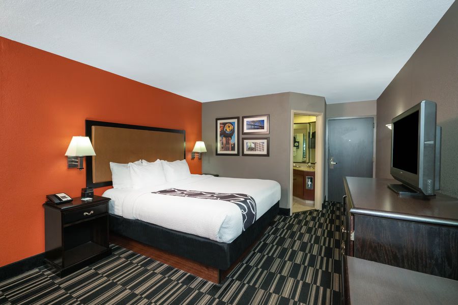La Quinta Inn Suites by Wyndham Memphis Airport Graceland — Guest room