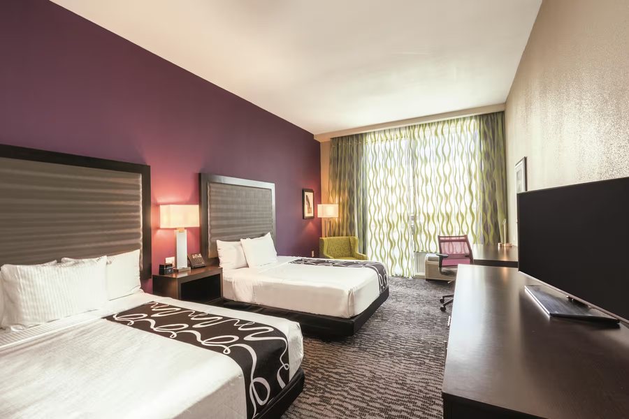 La Quinta Inn Suites by Wyndham Memphis Downtown — Guest room