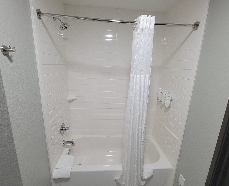 La Quinta Inn Suites by Wyndham Memphis I 240 — Bathroom