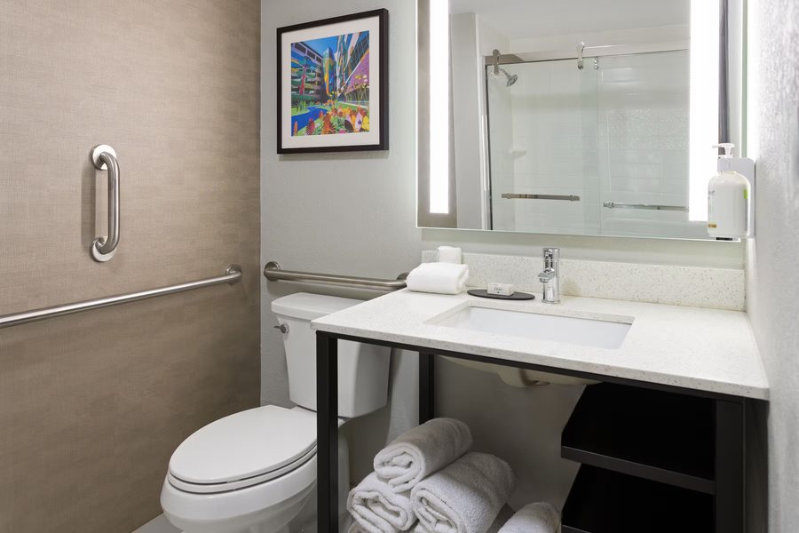 La Quinta Inn Suites by Wyndham Memphis Wolfchase — Bathroom