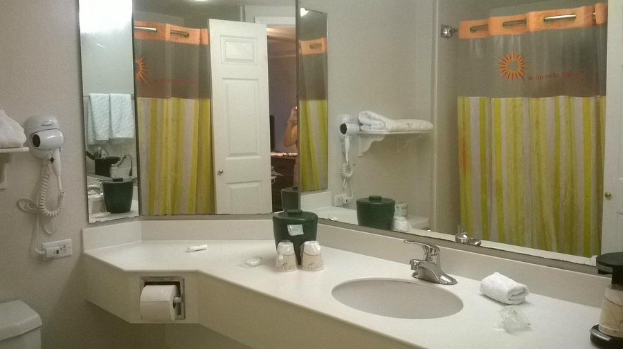 La Quinta Inn Suites by Wyndham Miami Airport West Miami Florida — Bathroom