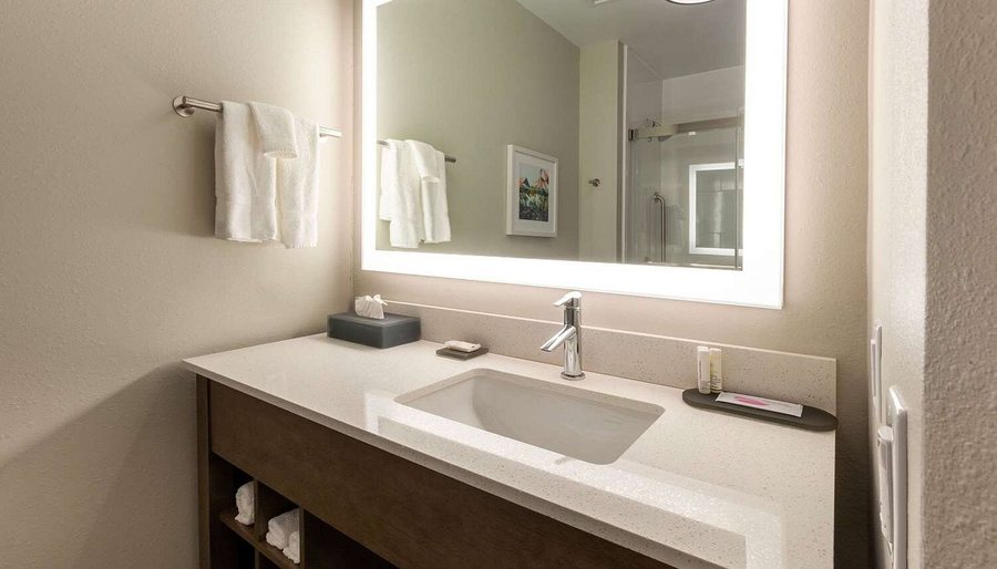 La Quinta Inn Suites by Wyndham Middletown — Bathroom