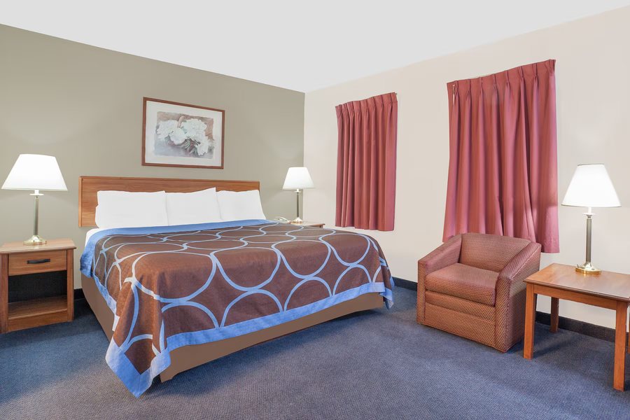 La Quinta Inn Suites by Wyndham Middletown — Guest room