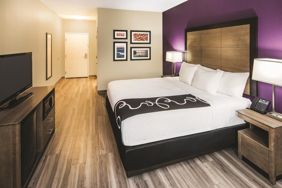La Quinta Inn Suites by Wyndham Milledgeville — Guest room