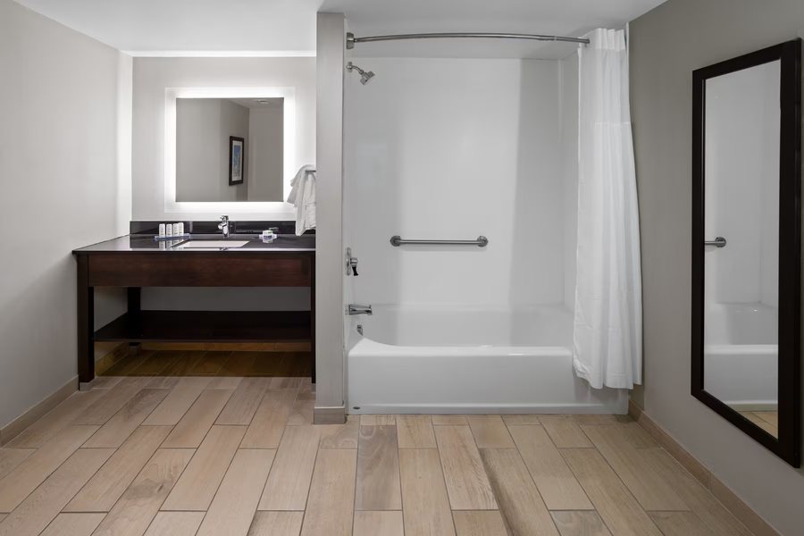 La Quinta Inn Suites by Wyndham Moab — Bathroom