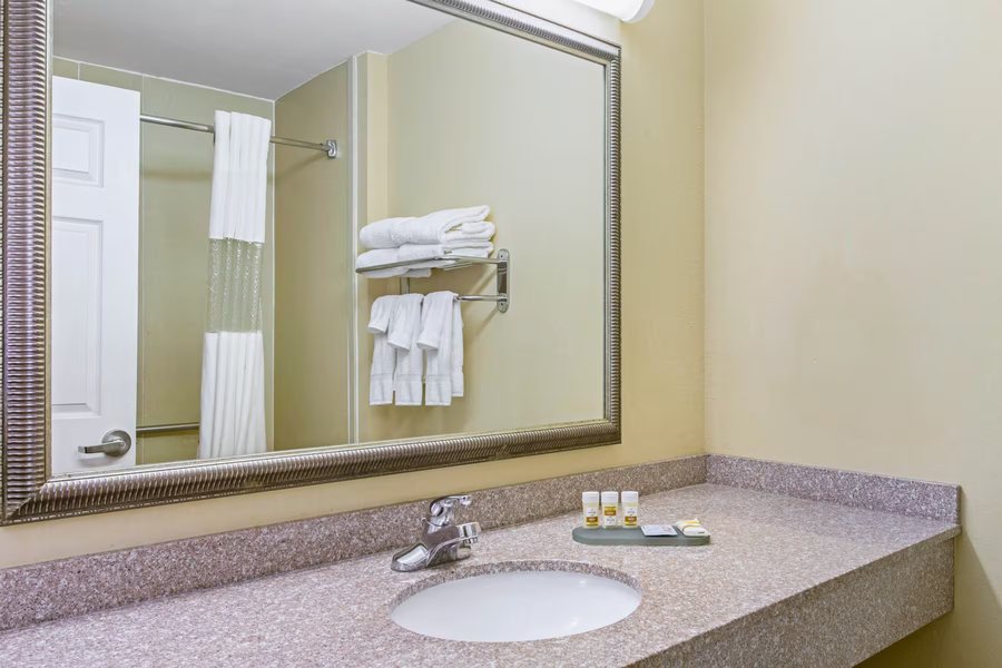 La Quinta Inn Suites by Wyndham Mobile Daphne — Bathroom