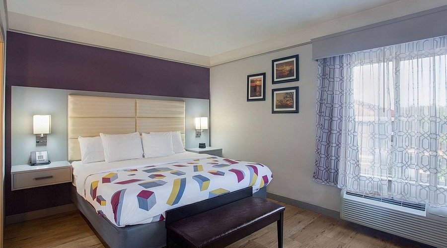 La Quinta Inn Suites by Wyndham Mobile Daphne — Guest room