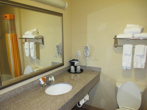 La Quinta Inn Suites by Wyndham Mobile — Bathroom