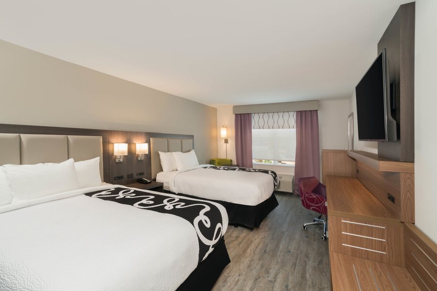 La Quinta Inn Suites by Wyndham Mobile — Guest room
