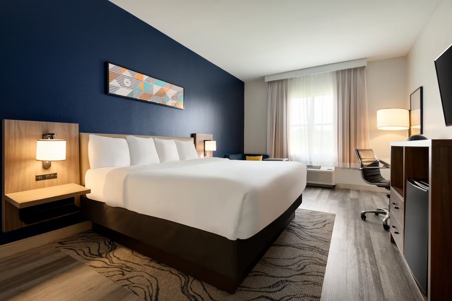 La Quinta Inn Suites by Wyndham Montgomery — Guest room