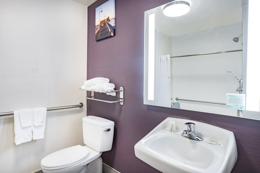 La Quinta Inn Suites By Wyndham Mooresville — Bathroom