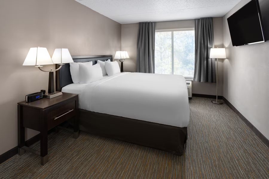 La Quinta Inn Suites By Wyndham Mooresville — Guest room