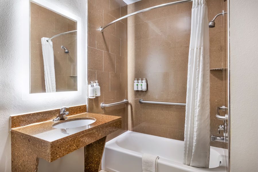 La Quinta Inn Suites by Wyndham Moreno Valley — Bathroom