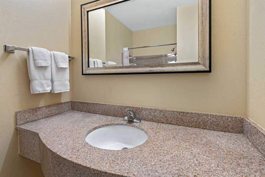 La Quinta Inn Suites By Wyndham Morgan Hill san Jose South — Bathroom