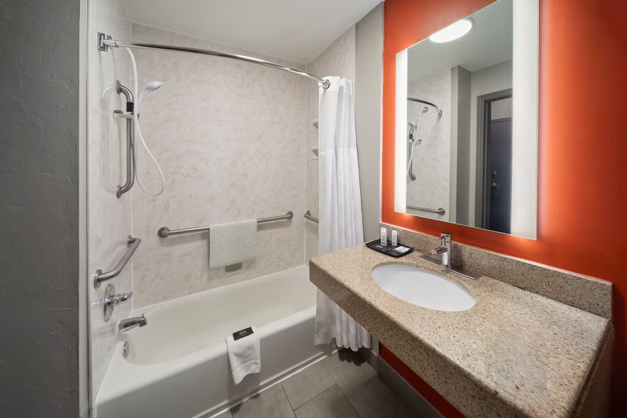 La Quinta Inn Suites by Wyndham Moscow Pullman — Bathroom
