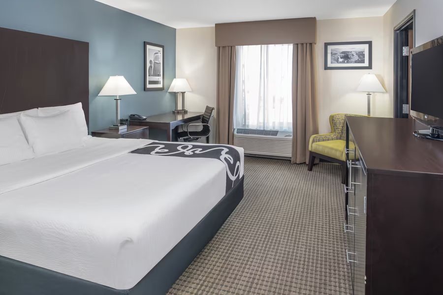 La Quinta Inn Suites by Wyndham Moscow Pullman — Guest room