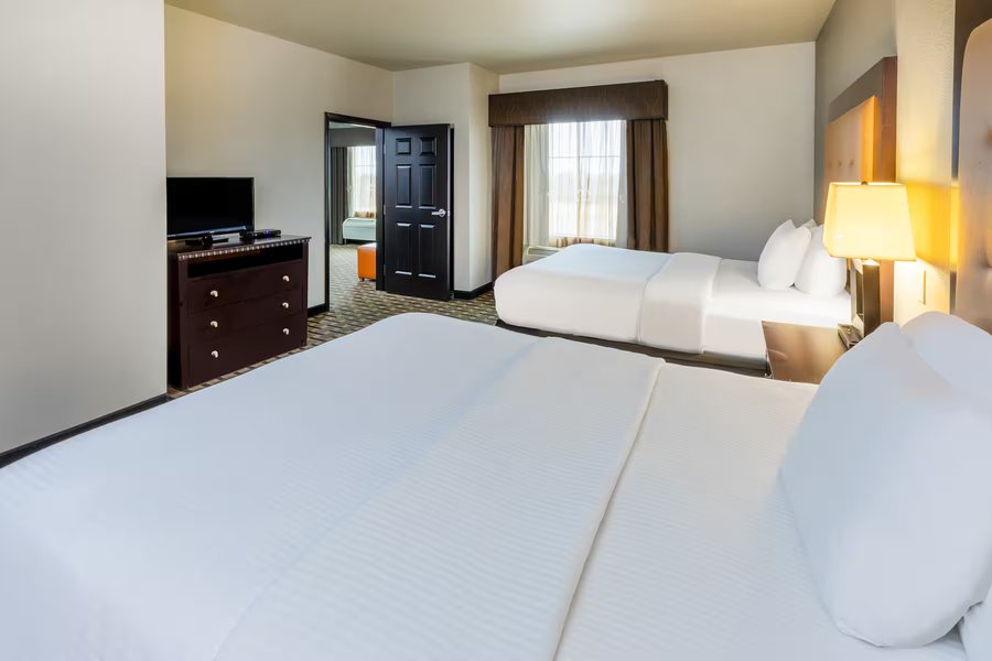 La Quinta Inn Suites by Wyndham Mt Pleasant — Guest room
