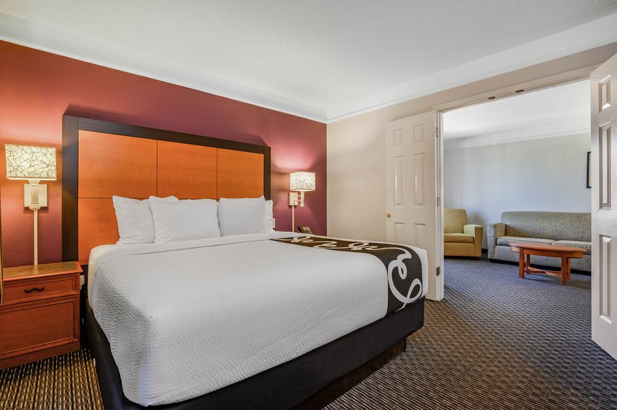 La Quinta Inn Suites by Wyndham Myrtle Beach Broadway Area — Guest room