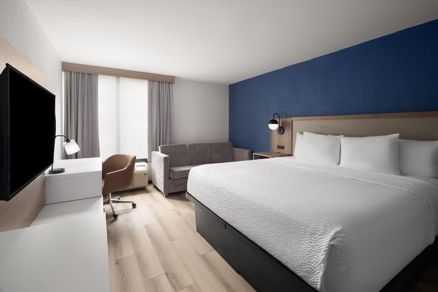 La Quinta Inn Suites by Wyndham Myrtle Beach — Guest room