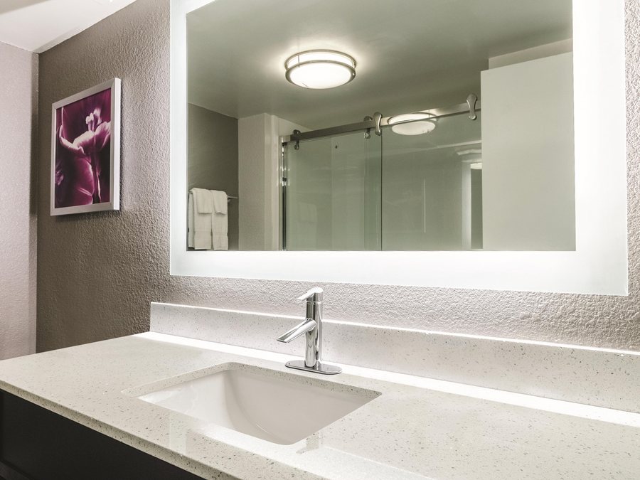 La Quinta Inn Suites By Wyndham Myrtle Beach N Kings Hwy — Bathroom