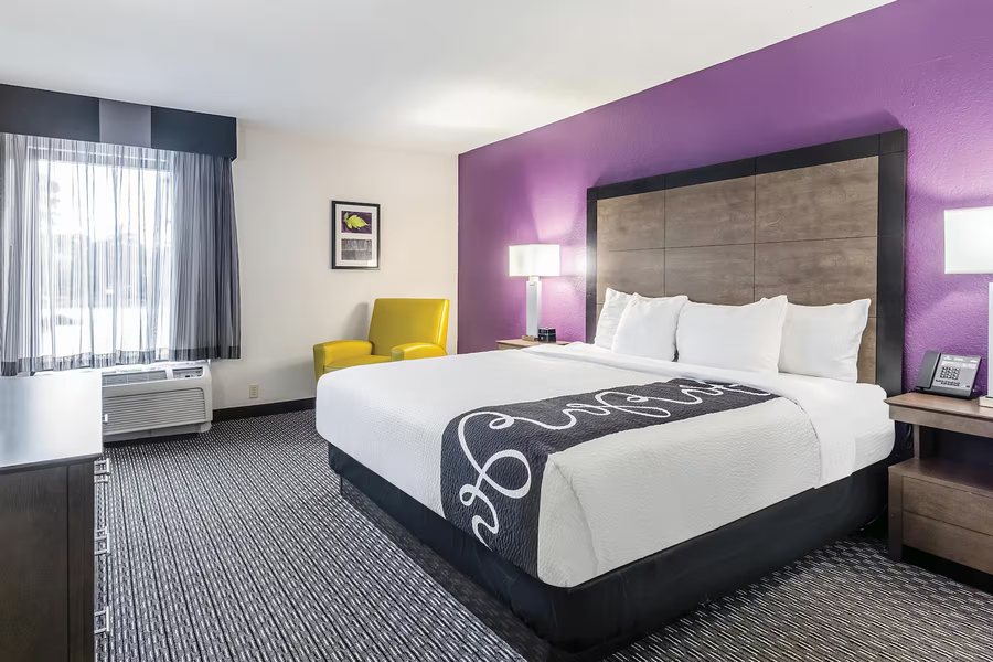 La Quinta Inn Suites By Wyndham Myrtle Beach N Kings Hwy — Guest room