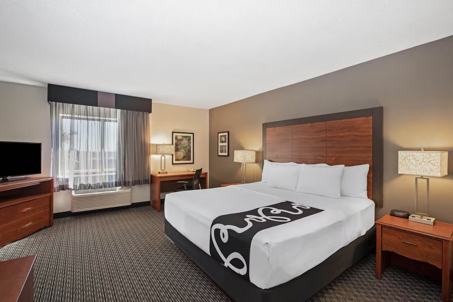 La Quinta Inn Suites by Wyndham N Little Rock McCain Mall — Guest room