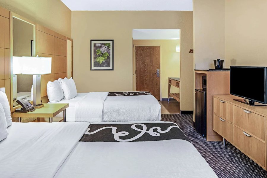 La Quinta Inn Suites By Wyndham Naples Downtown — Guest room