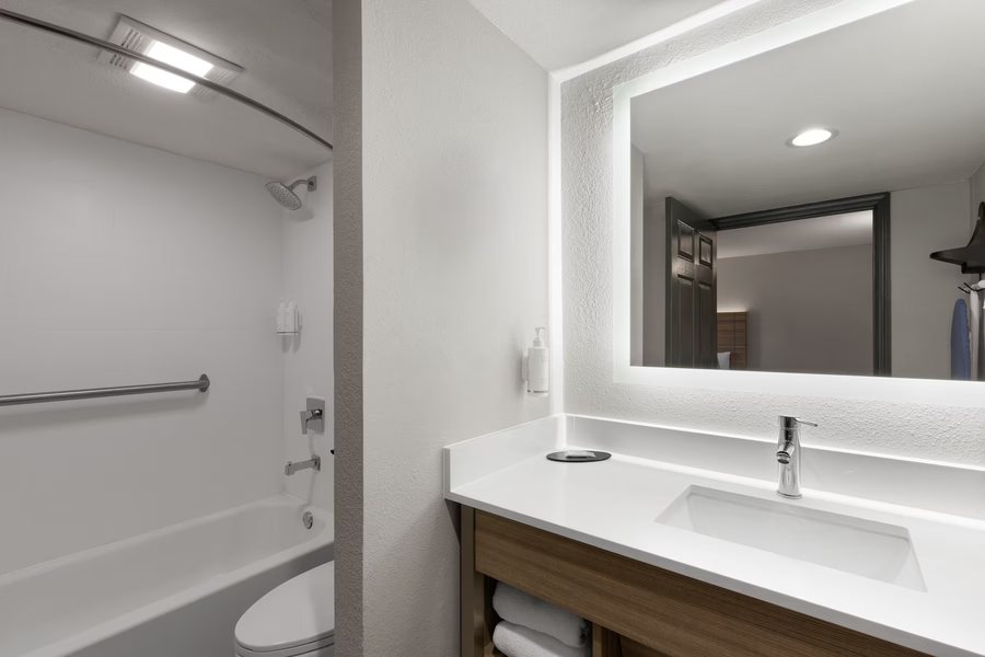 La Quinta Inn Suites by Wyndham Nashville Franklin — Bathroom