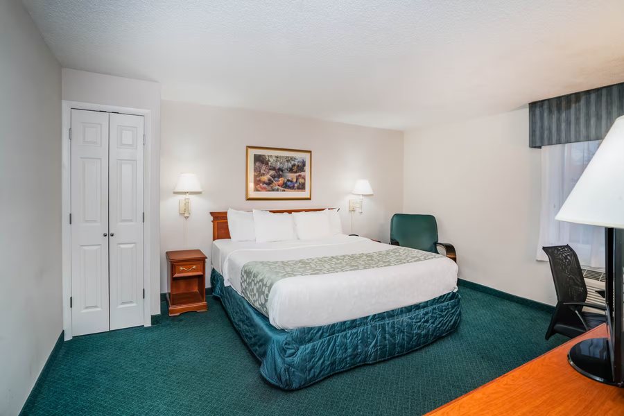 La Quinta Inn Suites by Wyndham Nashville Franklin — Guest room