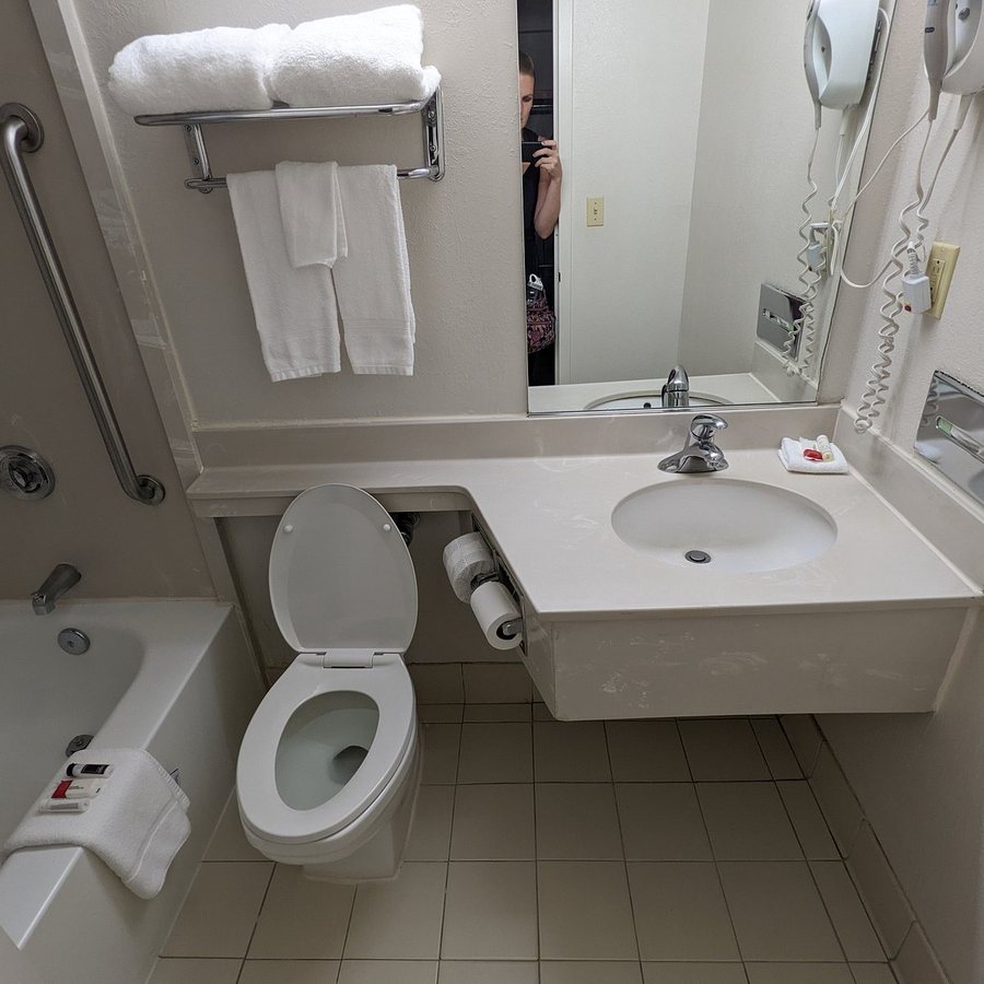 La Quinta Inn Suites by Wyndham New Haven — Bathroom