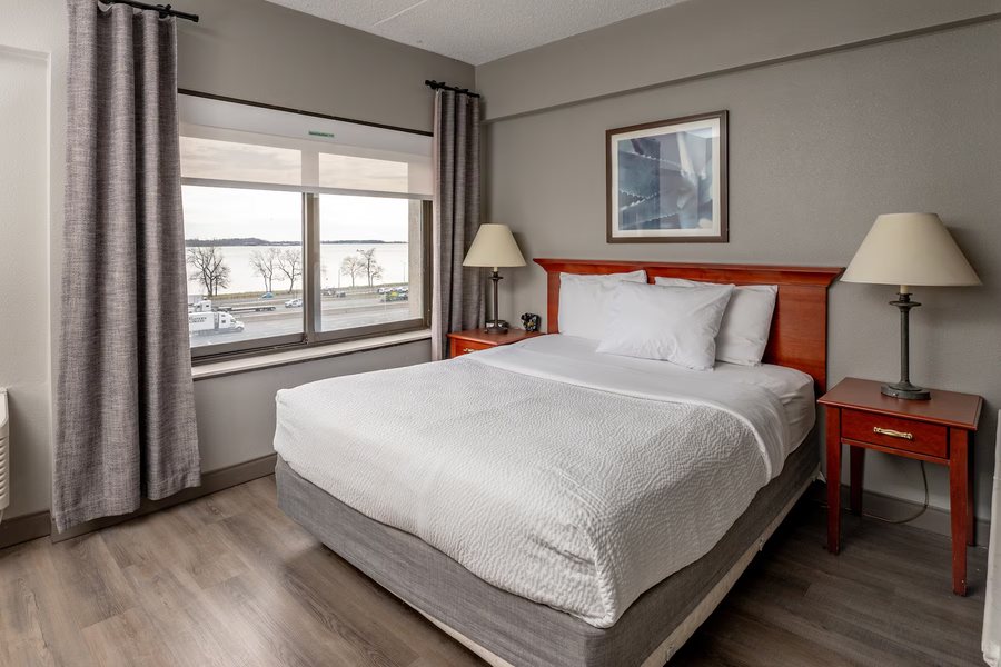 La Quinta Inn Suites by Wyndham New Haven — Guest room