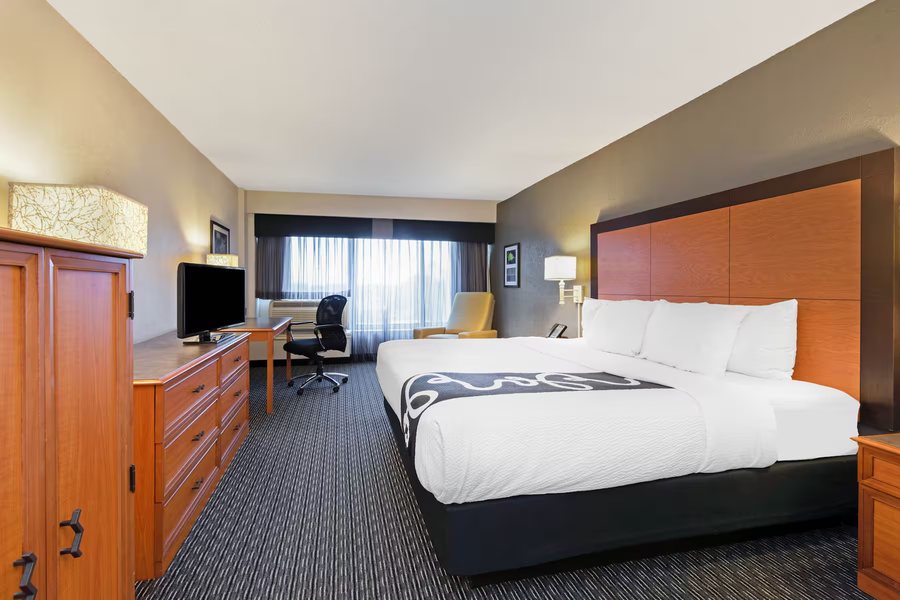 La Quinta Inn Suites by Wyndham New Orleans Airport — Guest room