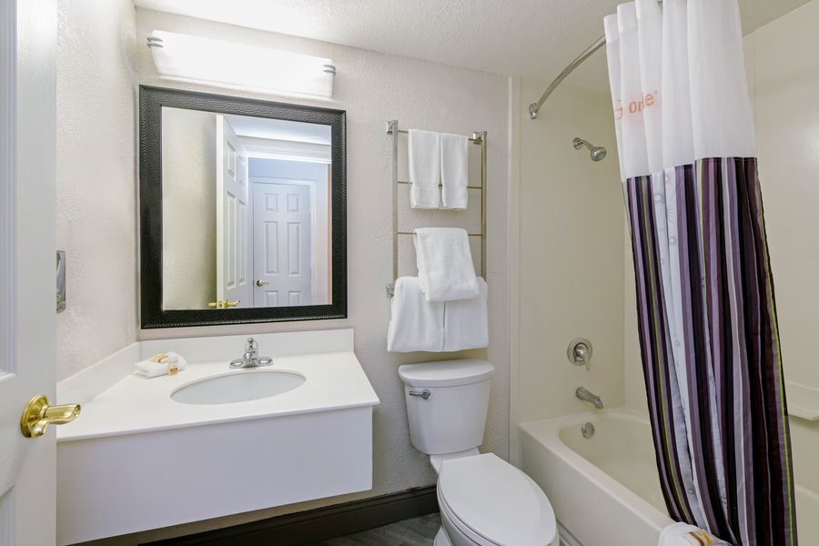 La Quinta Inn Suites by Wyndham New Orleans Downtown — Bathroom