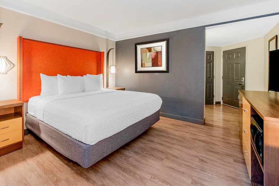 La Quinta Inn Suites by Wyndham New Orleans Downtown — Guest room