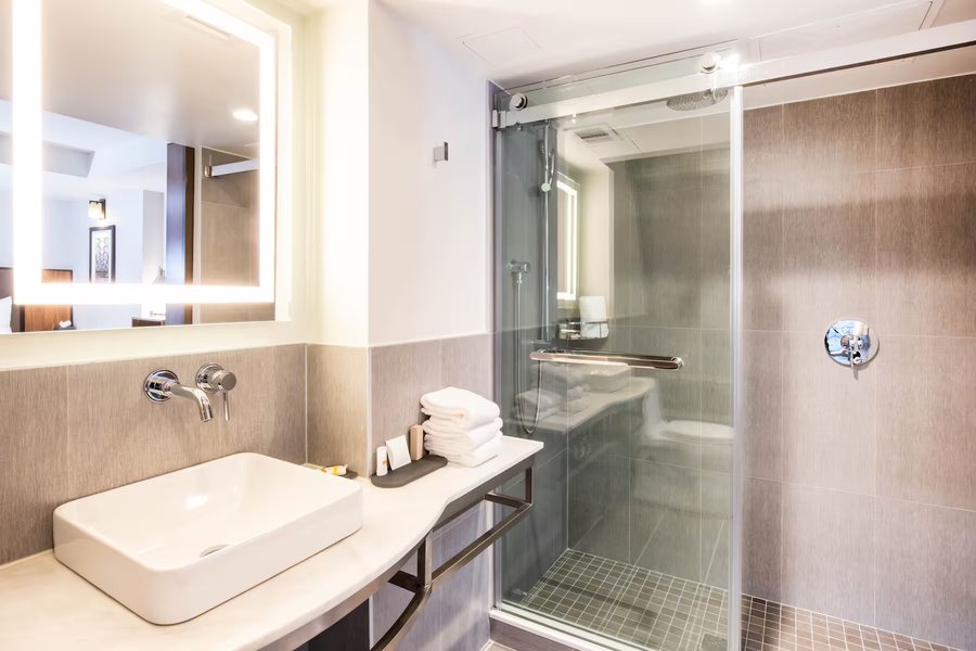 La Quinta Inn Suites by Wyndham New York City Central Park — Bathroom