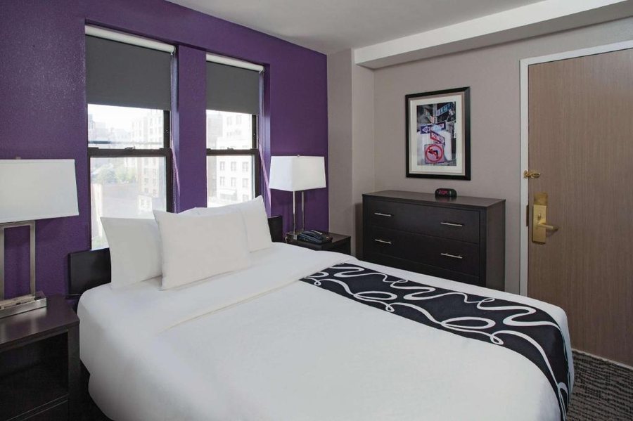 La Quinta Inn Suites by Wyndham New York City Central Park — Guest room