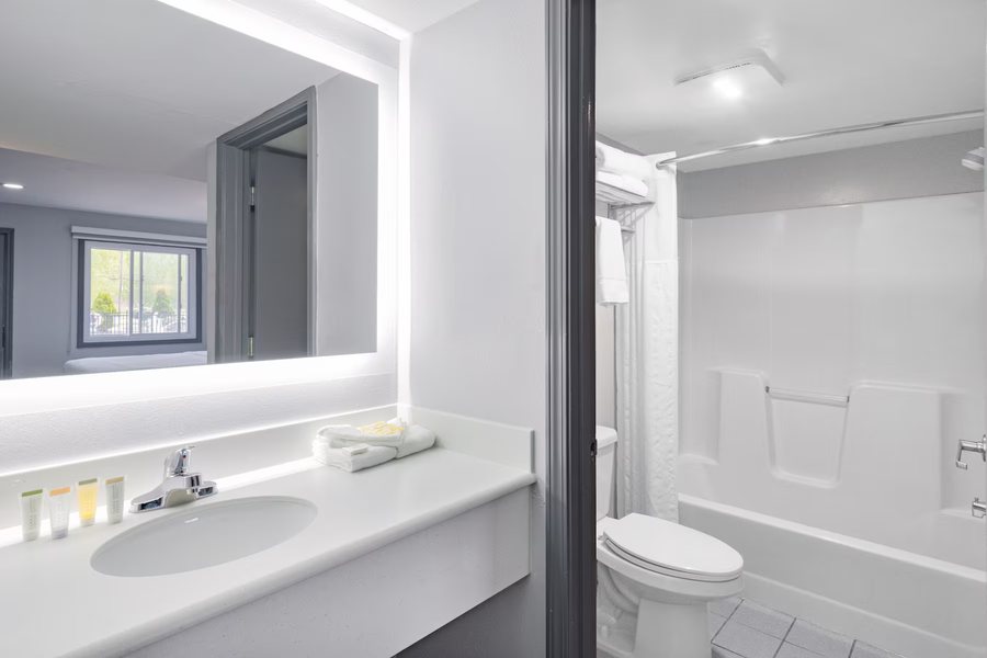 La Quinta Inn Suites by Wyndham Niagara Falls — Bathroom