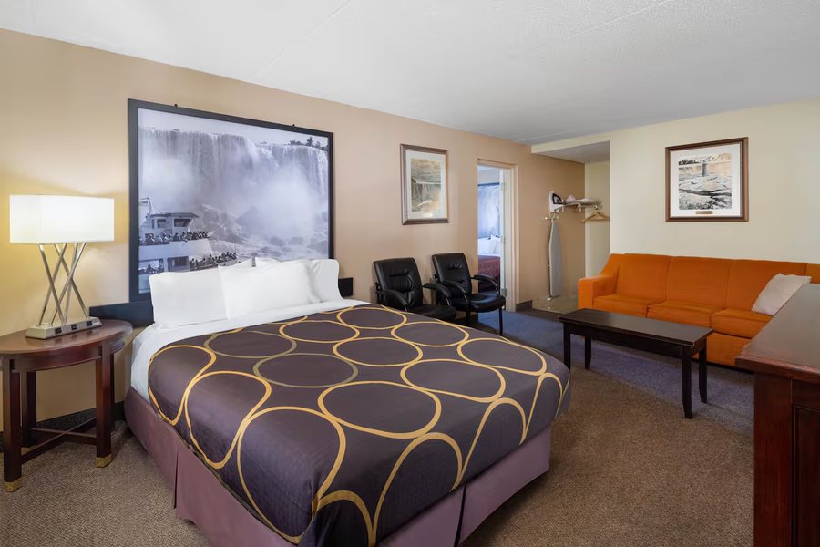 La Quinta Inn Suites by Wyndham Niagara Falls — Guest room