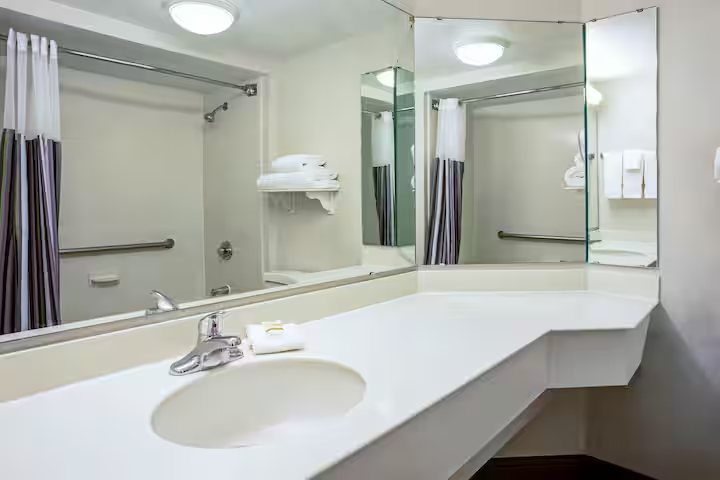 La Quinta Inn Suites by Wyndham NW Tucson Marana — Bathroom
