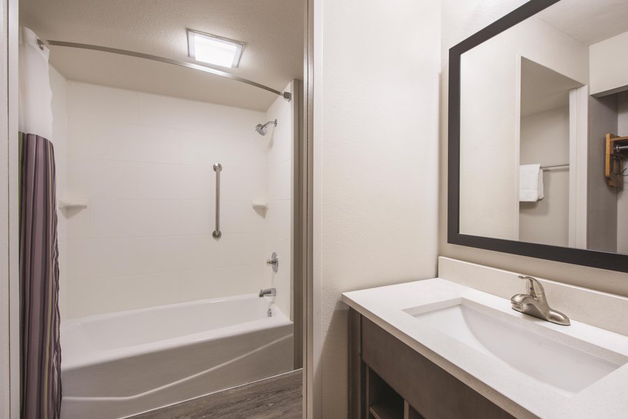 La Quinta Inn Suites by Wyndham O Fallon IL St Louis — Bathroom