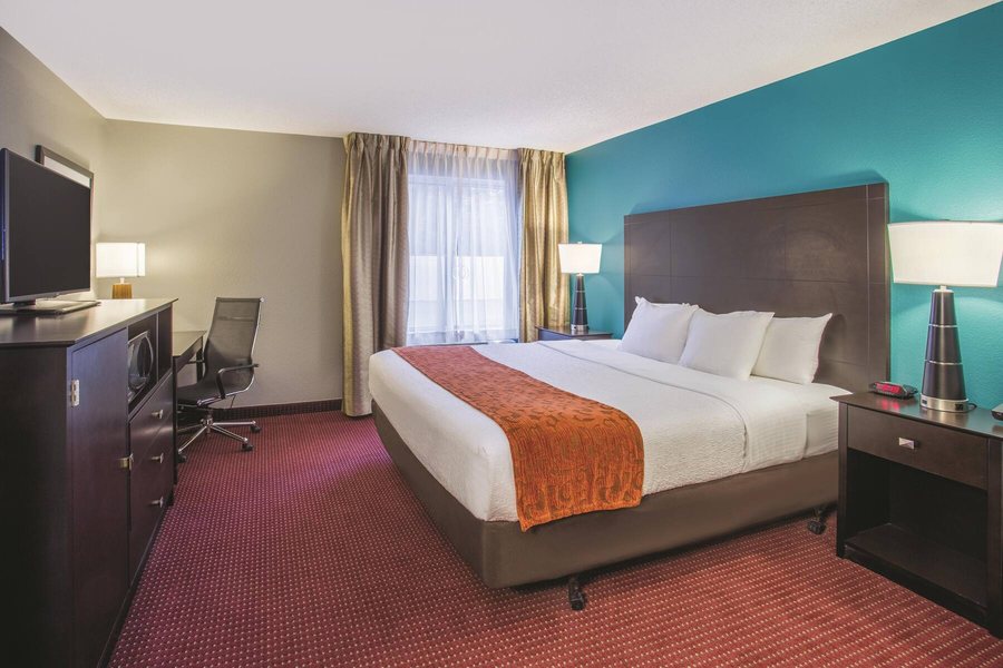 La Quinta Inn Suites by Wyndham O Fallon IL St Louis — Guest room
