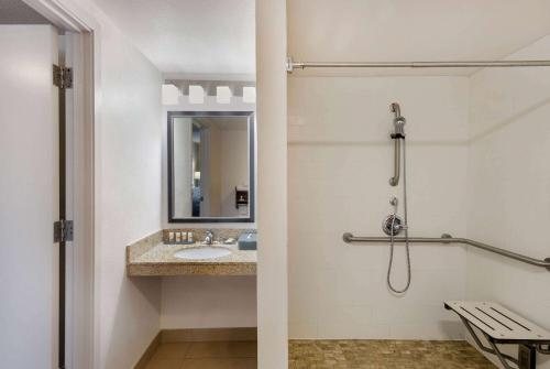 La Quinta Inn Suites By Wyndham Oakland Airport Coliseum — Bathroom