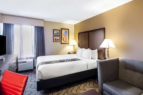 La Quinta Inn Suites By Wyndham Oakland Airport Coliseum — Guest room