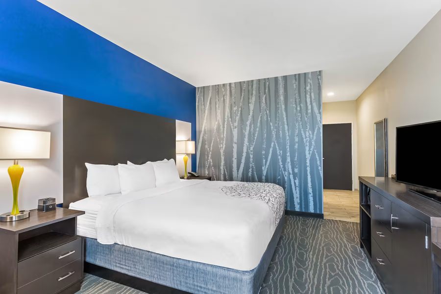 La Quinta Inn Suites by Wyndham Odessa N Sienna Tower — Guest room