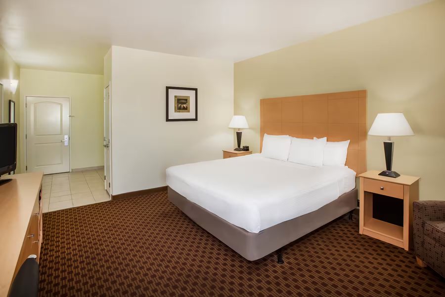 La Quinta Inn Suites by Wyndham Odessa North — Guest room