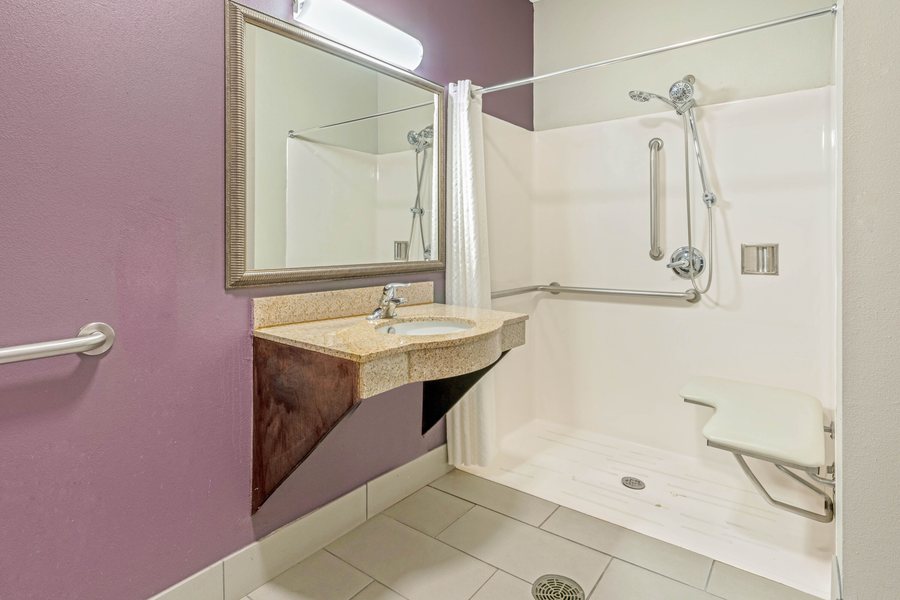 La Quinta Inn Suites by Wyndham Okc North Quail Springs — Bathroom