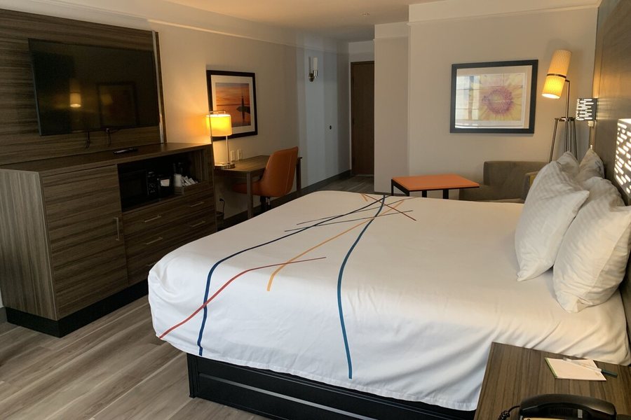 La Quinta Inn Suites by Wyndham Okc North Quail Springs — Guest room