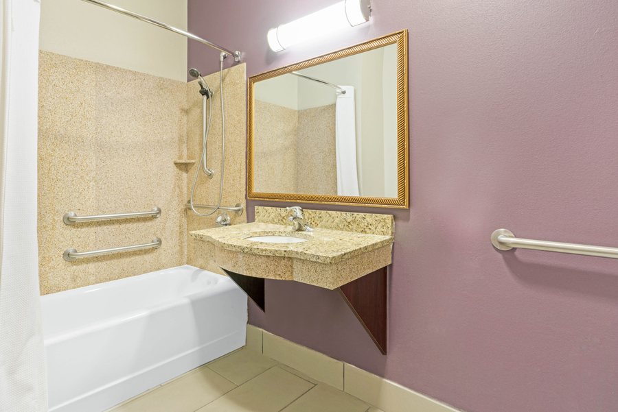 La Quinta Inn Suites by Wyndham Oklahoma City NW Expwy — Bathroom