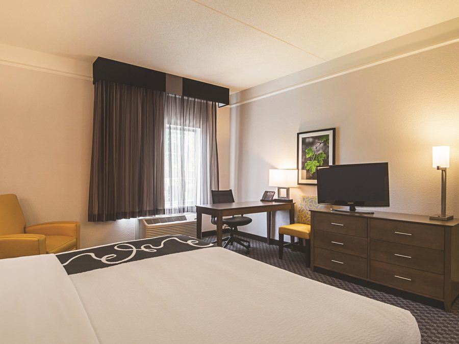 La Quinta Inn Suites by Wyndham Oklahoma City NW Expwy — Guest room