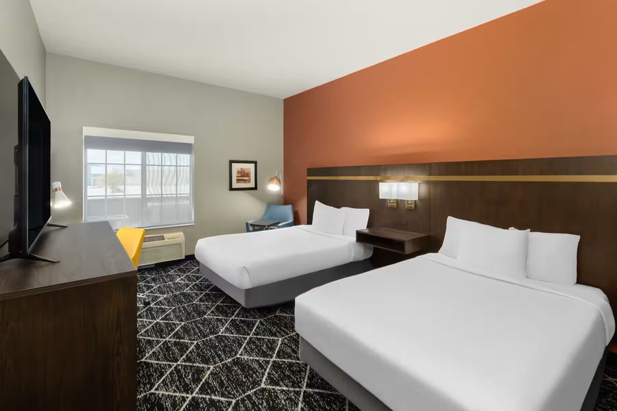 La Quinta Inn Suites by Wyndham Olathe — Guest room